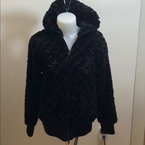 Ladies’s bomber with hood.